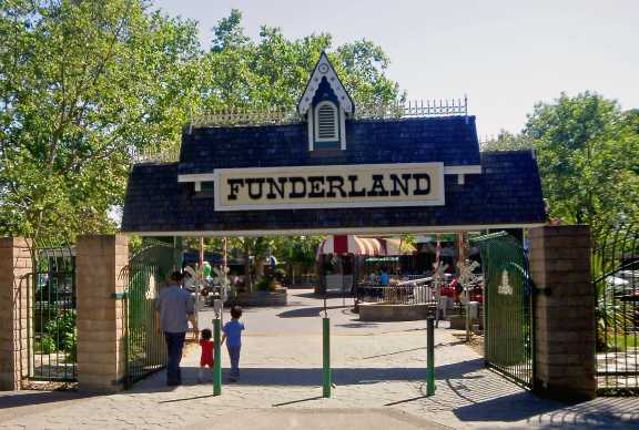 Funderland 01 Entrance P4300001-c